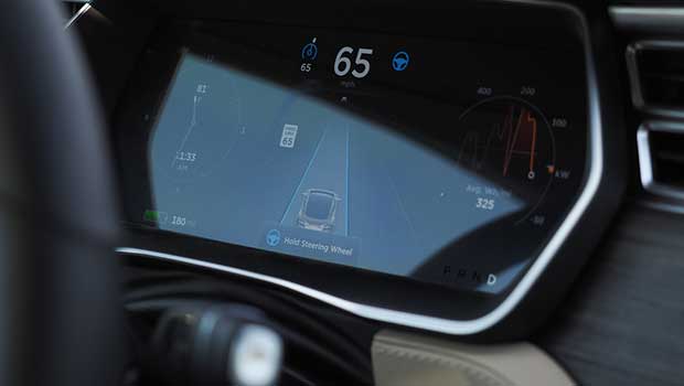 tesla autopilot1 28 10 15 - Tesla Autopilot: approvato l'uso su strada anche in Italia
