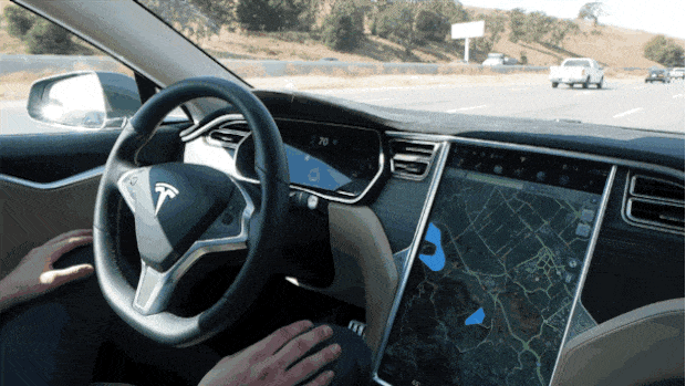 tesla autopilot2 28 10 15 - Tesla Autopilot: approvato l'uso su strada anche in Italia